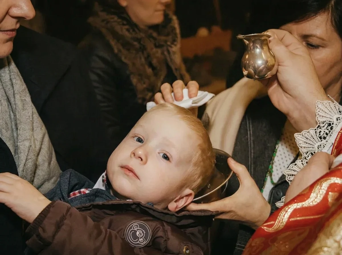 Moment chrztu dziecka w kościele — zdjęcia z chrztu świętego